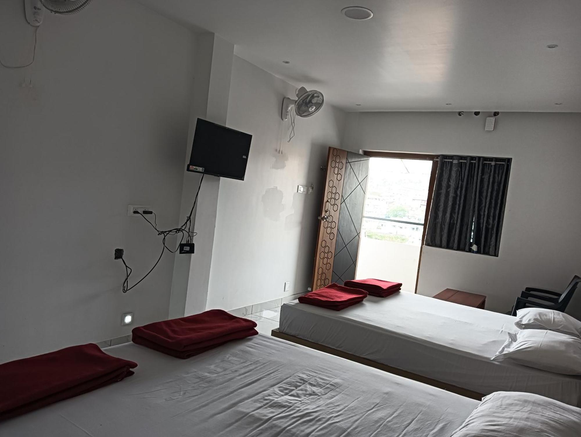 Hotel Hilltop à Vālpārai Extérieur photo
